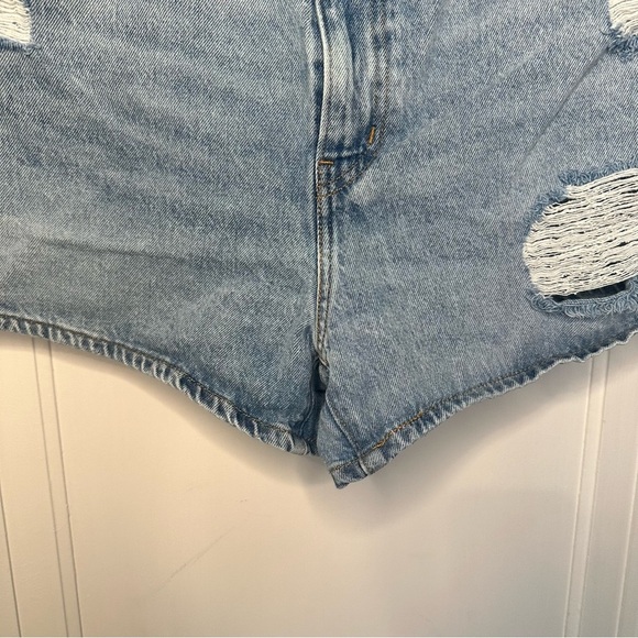 Levi’s High Waisted Mom Shorts women jean shorts size 32 - Picture 2 of 15